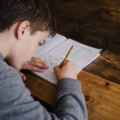 Devoirs à la maison : combien de temps, et à quoi ça sert vraiment ?
